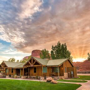 Eine HÃ¼tte der Sorrel River Ranch im Sonnenuntergang