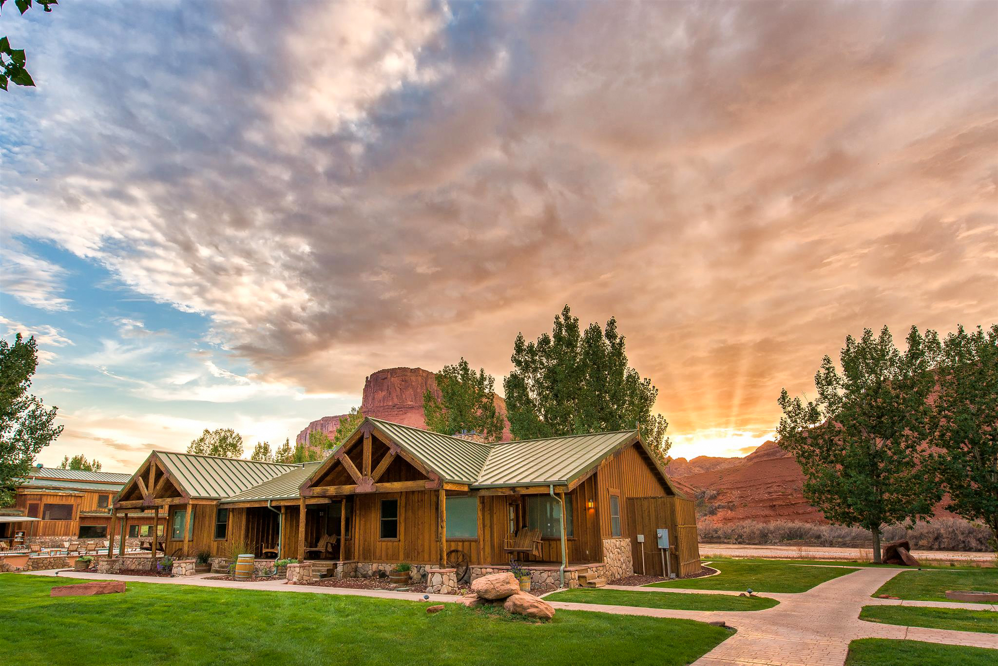 Eine HÃ¼tte der Sorrel River Ranch im Sonnenuntergang