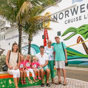 Mitarbeiterin Birthe Witte und Familie vor der Norwegian Getaway in Nassau