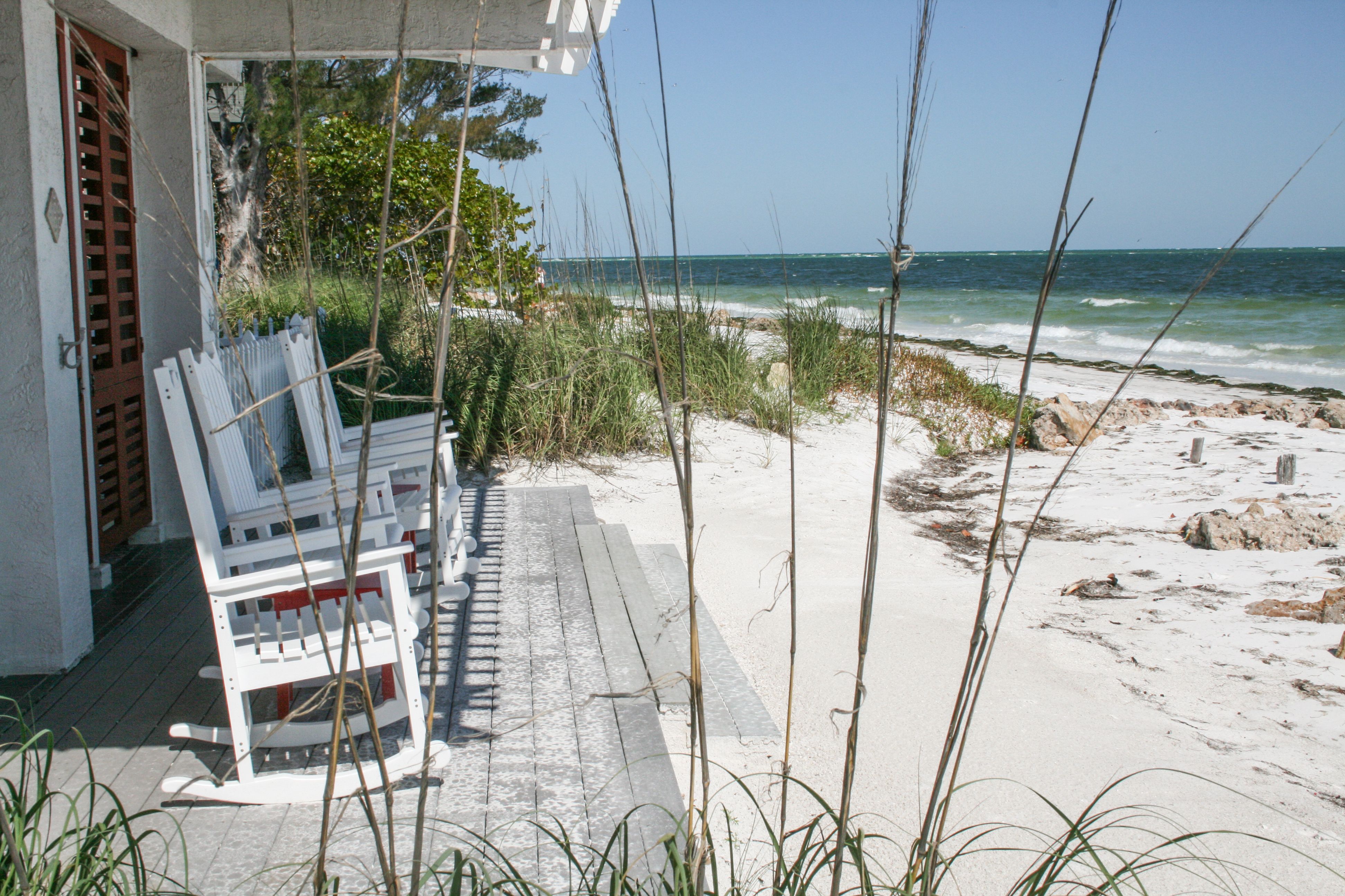 WiegestÃ¼hle mit Meerblick an einem Ferienhaus auf Anna Maria Island