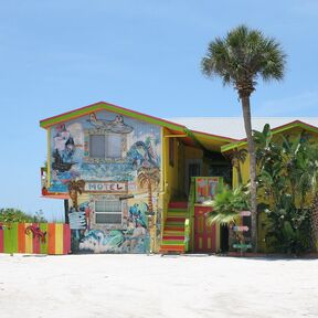 Ein farbenfrohes Motel auf Anna Maria Island in Florida