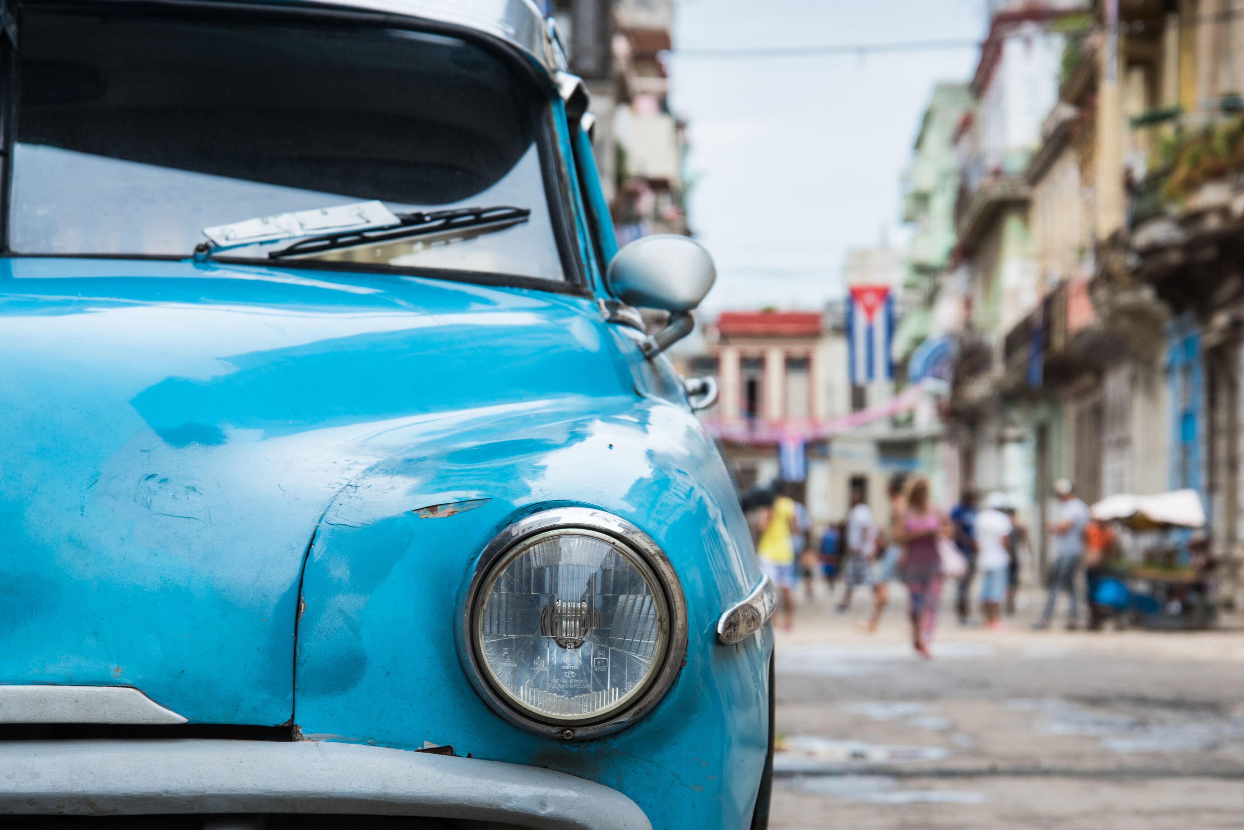 Ein altes Auto parkt in Havana, Kuba