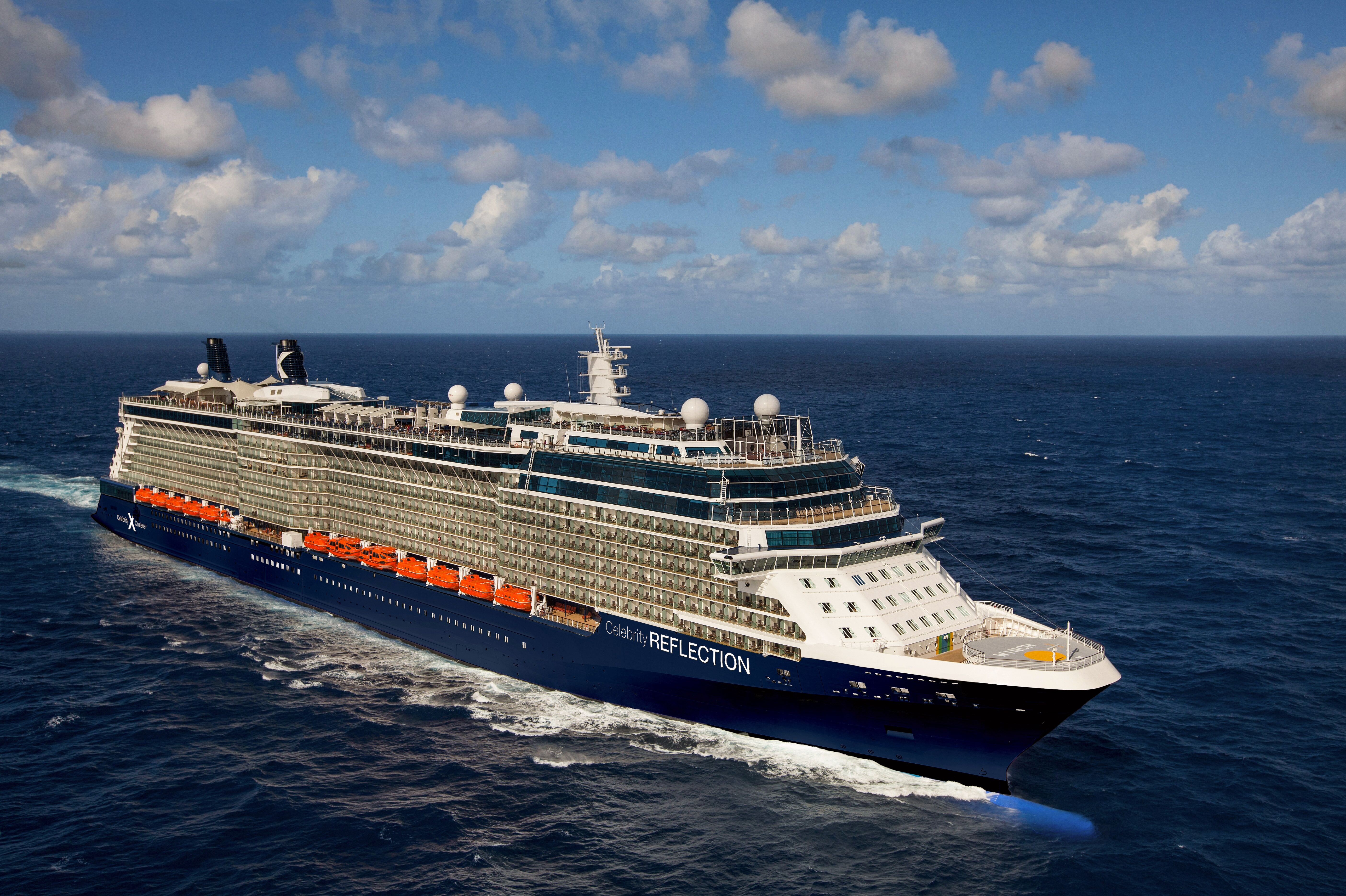 Aufnahme aus der Luft von der Seite der Celebrity Reflection von Celebrity Cruises