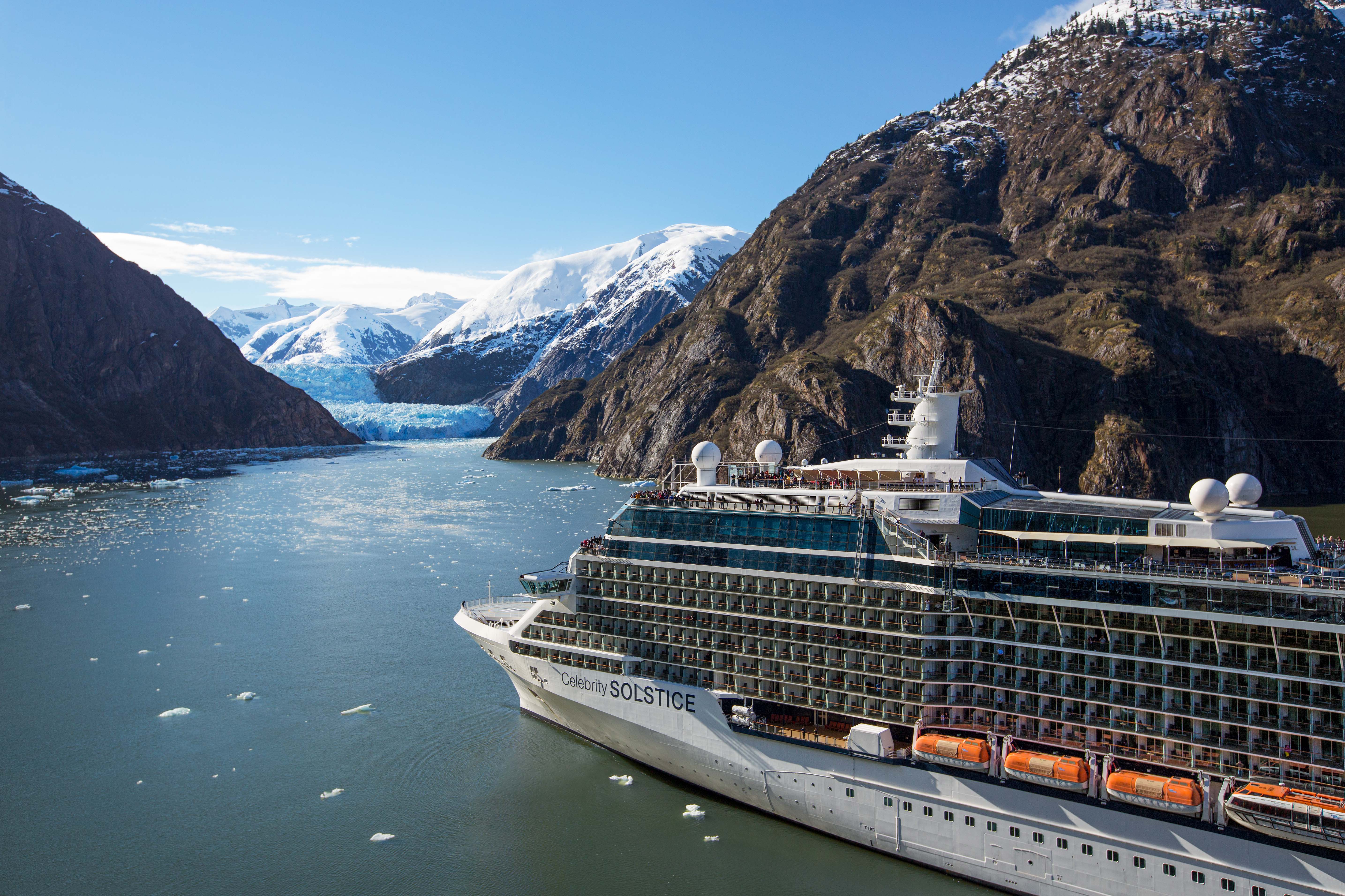 Die Celebrity Solstice auf der Fahrt durch den Tracy Arm Fjord