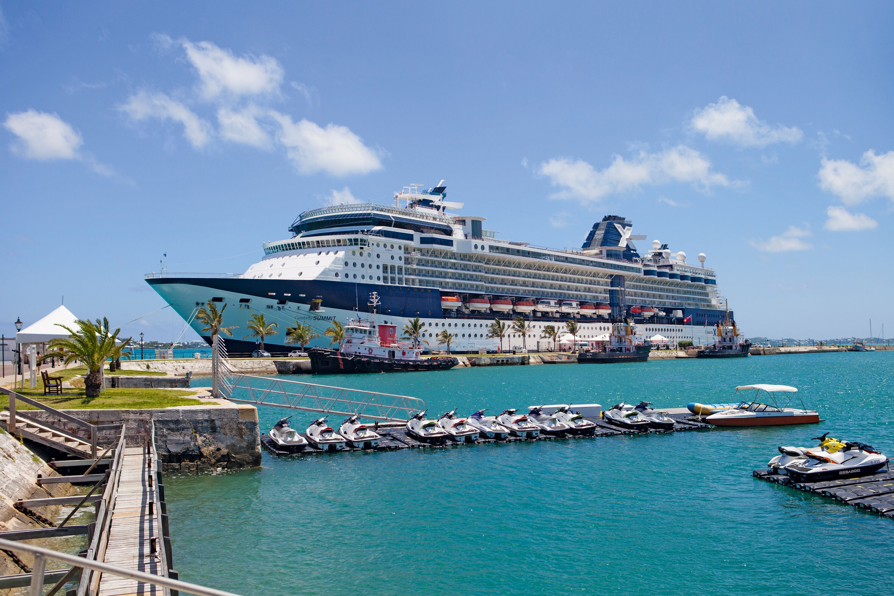 Ein Kreuzfahrtschiff im Hafen