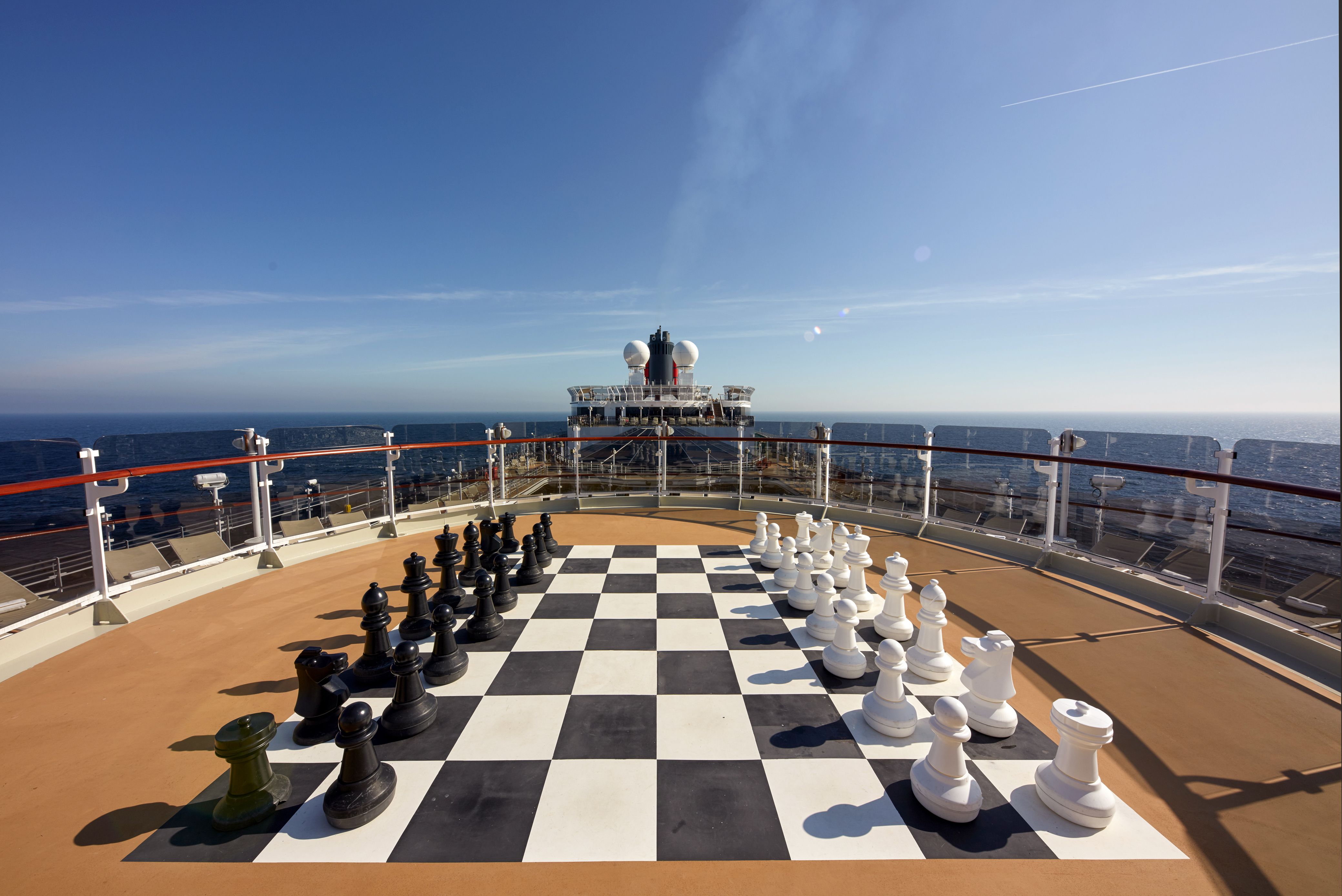 Denksport beim Schach spielen auf einem Schiff der Cunard Line