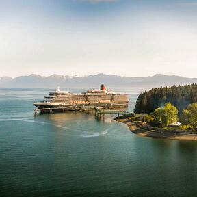 Die Queen Elizabeth von Cunard Line am Icy Strait Point in Alaska