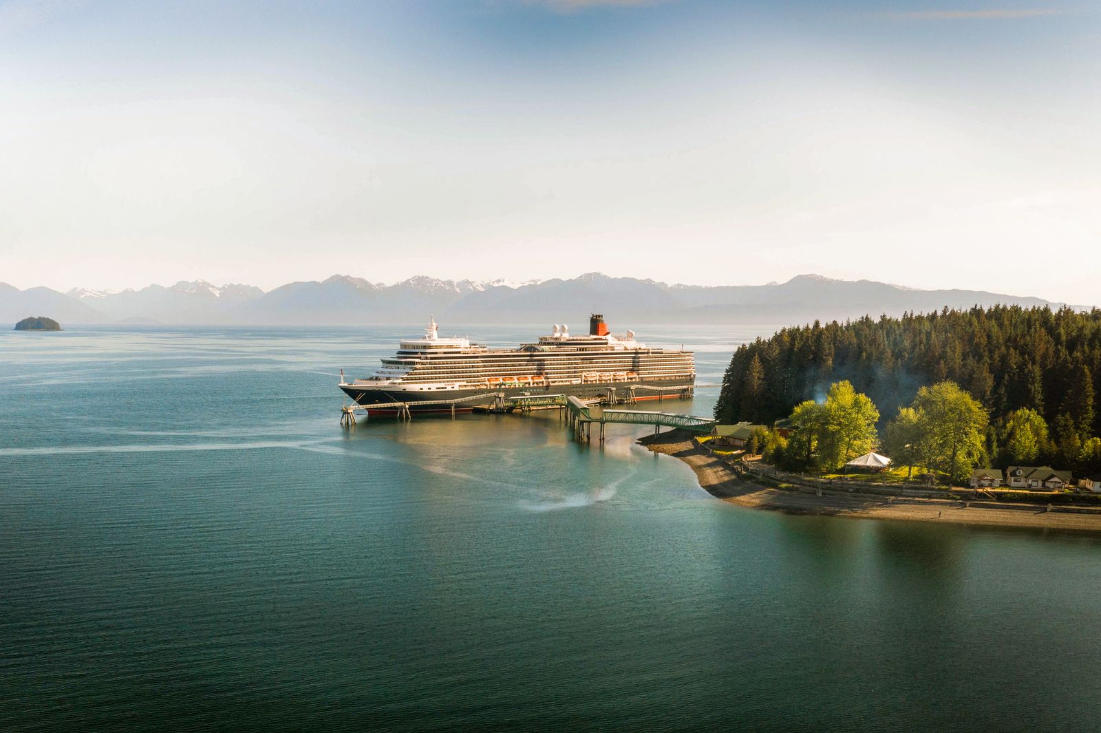 Die Queen Elizabeth von Cunard Line am Icy Strait Point in Alaska