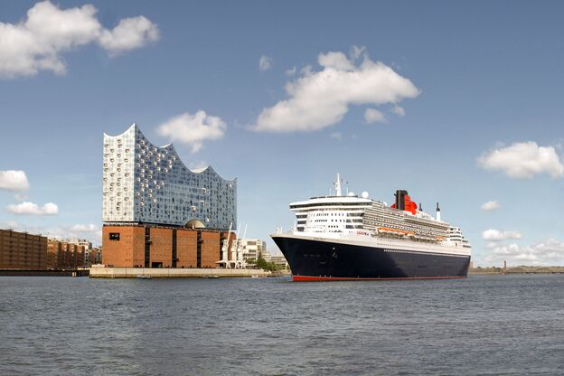 Die Queen Mary 2 von Cunard Line auf ihrem Weg durch Hamburg Die Queen Mary 2 von Cunard Line auf ihrem Weg durch Hamburg
