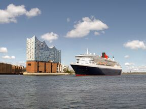 Die Queen Mary 2 von Cunard Line auf ihrem Weg durch Hamburg