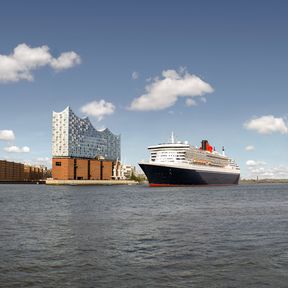 Die Queen Mary 2 von Cunard Line auf ihrem Weg durch Hamburg