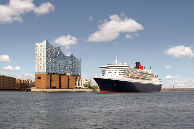 Die Queen Mary 2 von Cunard Line auf ihrem Weg durch Hamburg