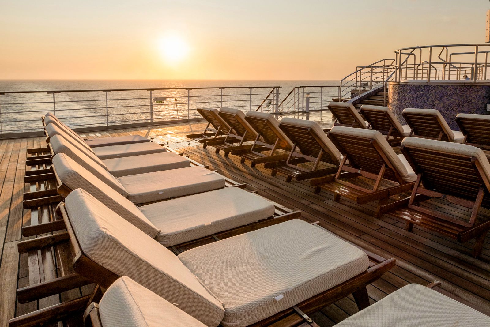 An Deck der Queen Mary 2 von Cunard Line die Sonne geniessen