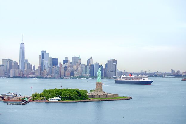 Queen Mary 2 vor der New Yorker Skyline Queen Mary 2 vor der New Yorker Skyline