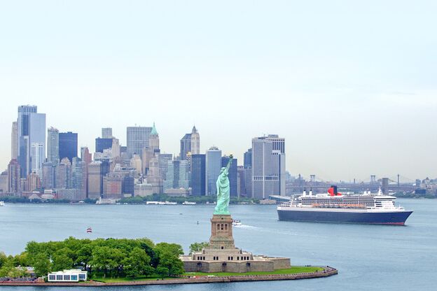Queen Mary 2 vor der New Yorker Skyline