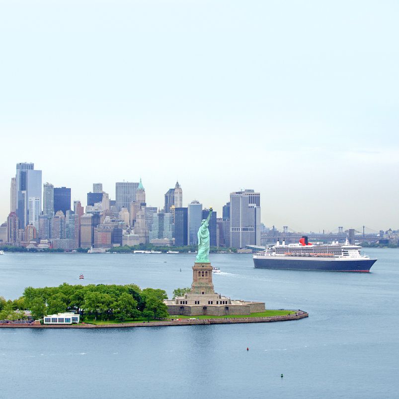 Queen Mary 2 vor der New Yorker Skyline