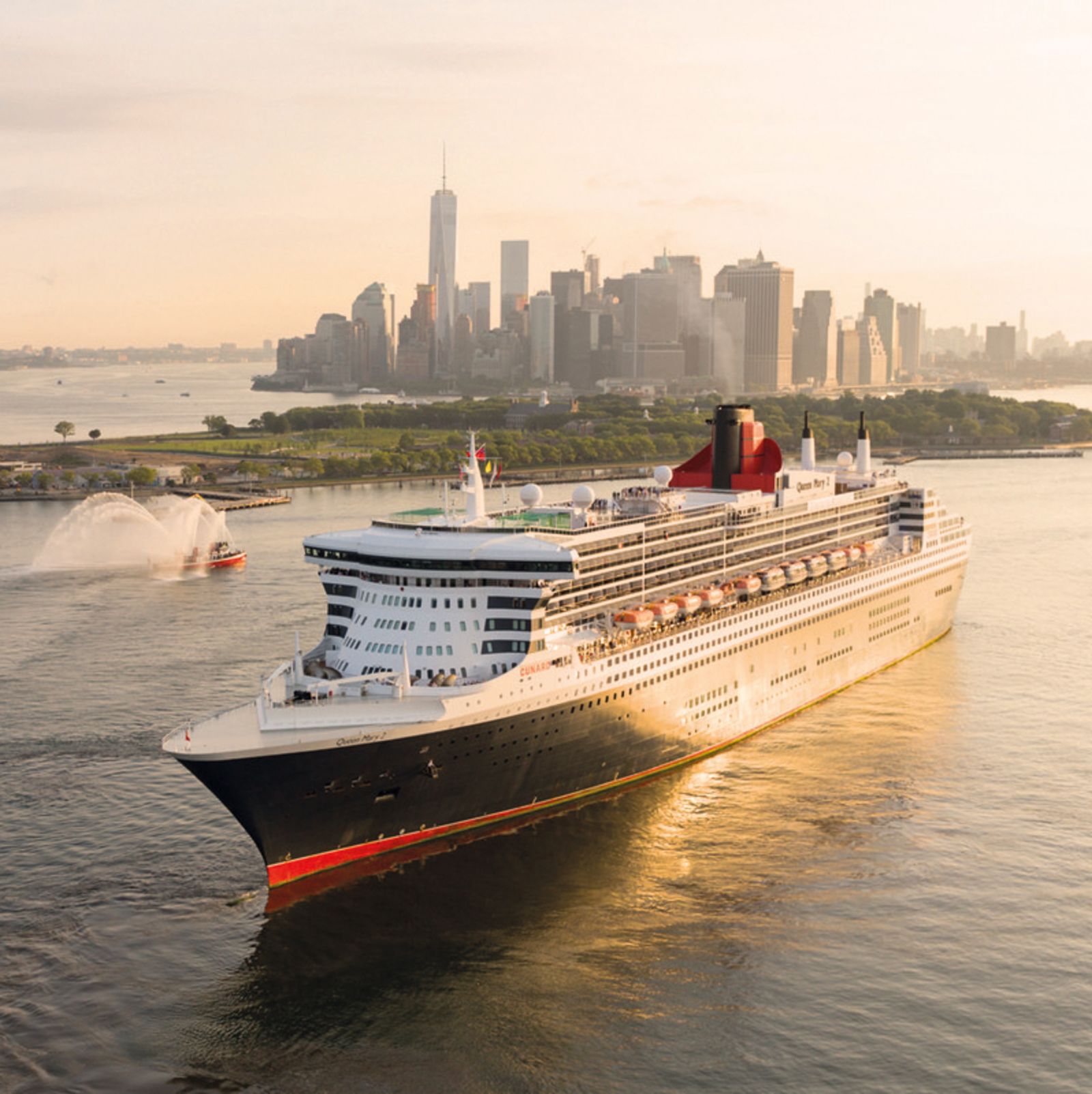 Queen Mary 2 vor der New Yorker Skyline