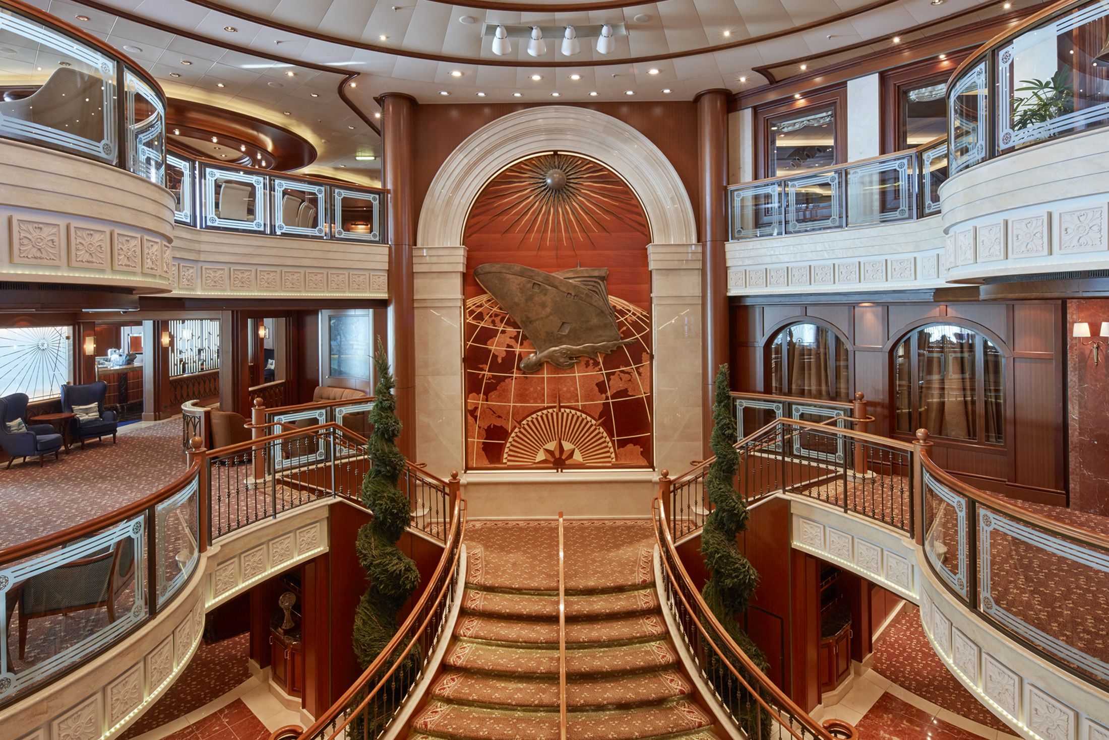 Die beeindruckende Lobby auf der Queen Victoria von Cunard Line