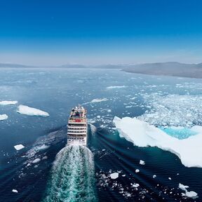 Erlebnisreiche Fahrten durch die Eiswelten der Arktis mit dem HANSEATIC Nature Kreuzfahrtschiff von Hapag-Lloyd Cruises