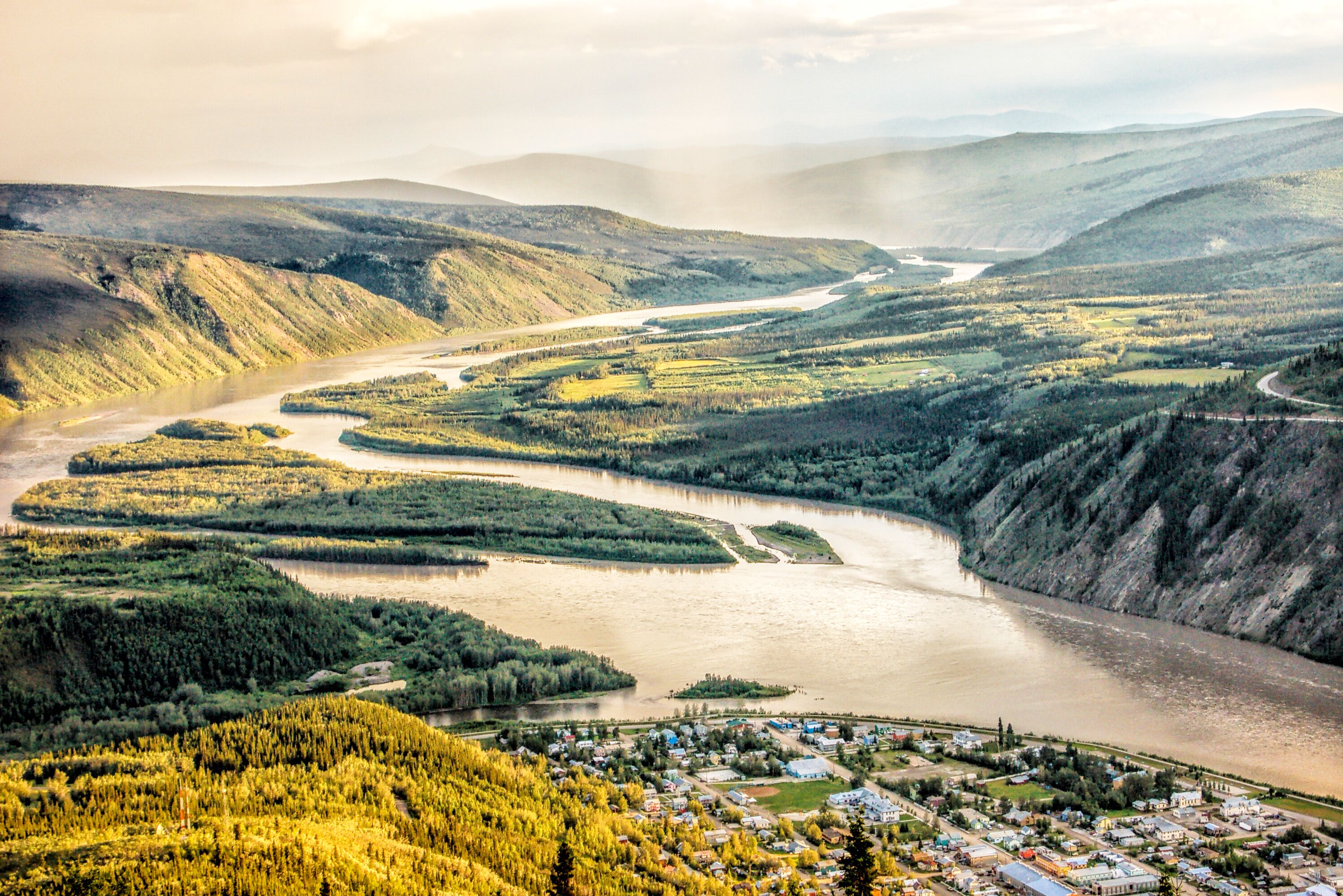 Blick vom Midnight Dome auf Dawson und den Yukon