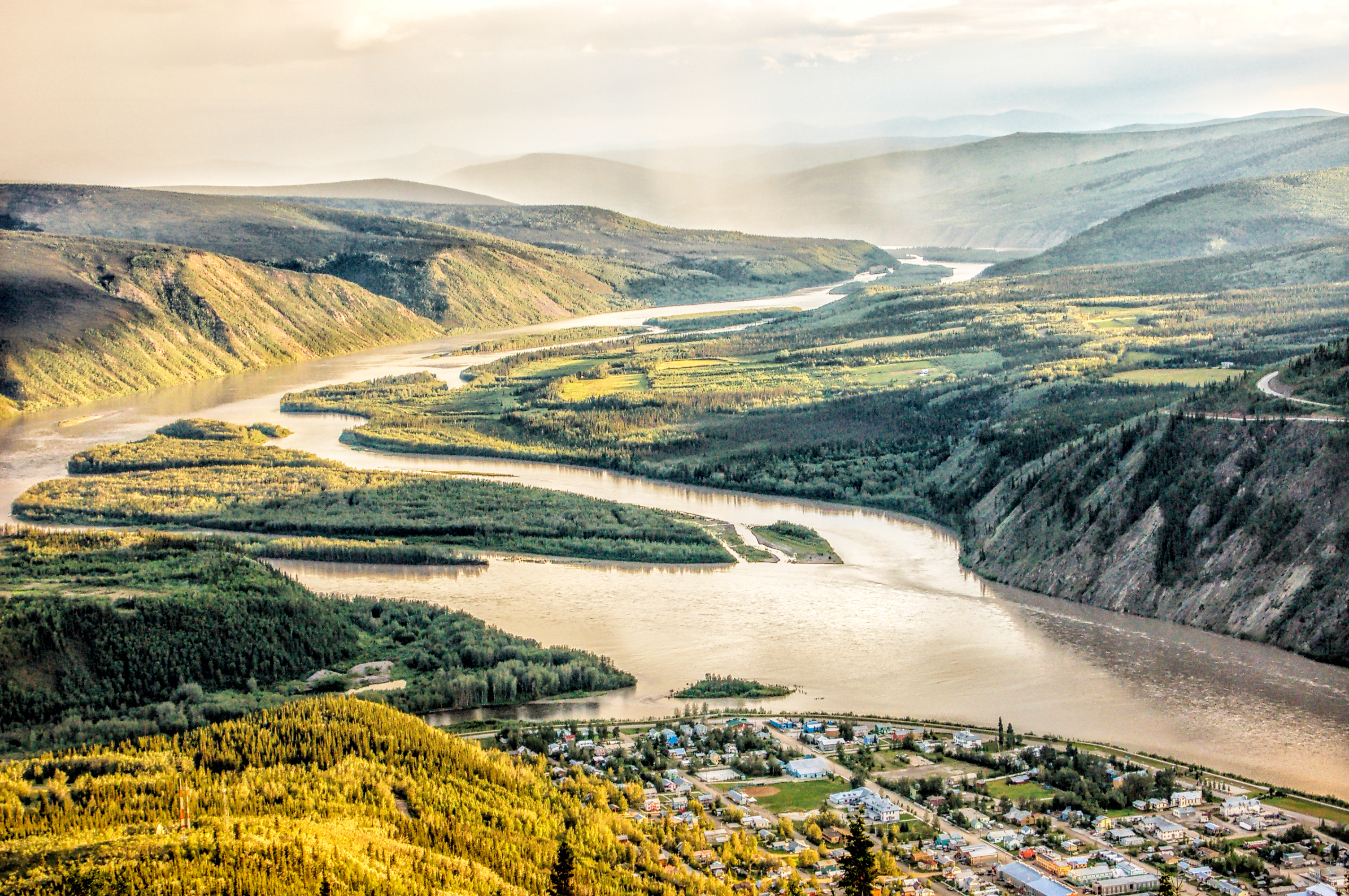 Blick vom Midnight Dome auf Dawson und den Yukon