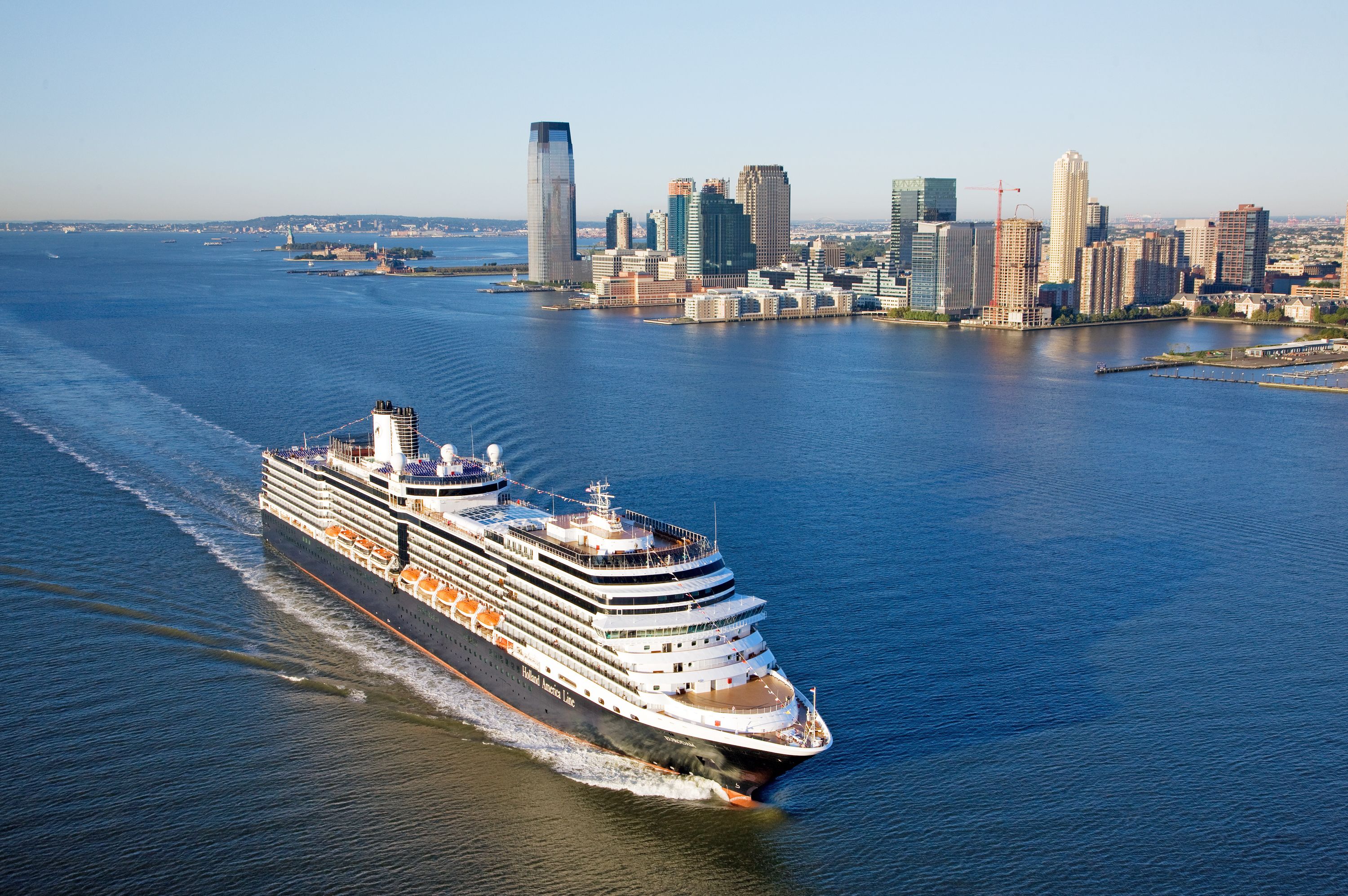 Das Kreuzfahrtschiff Eurodam im Sonnenlicht, New York City