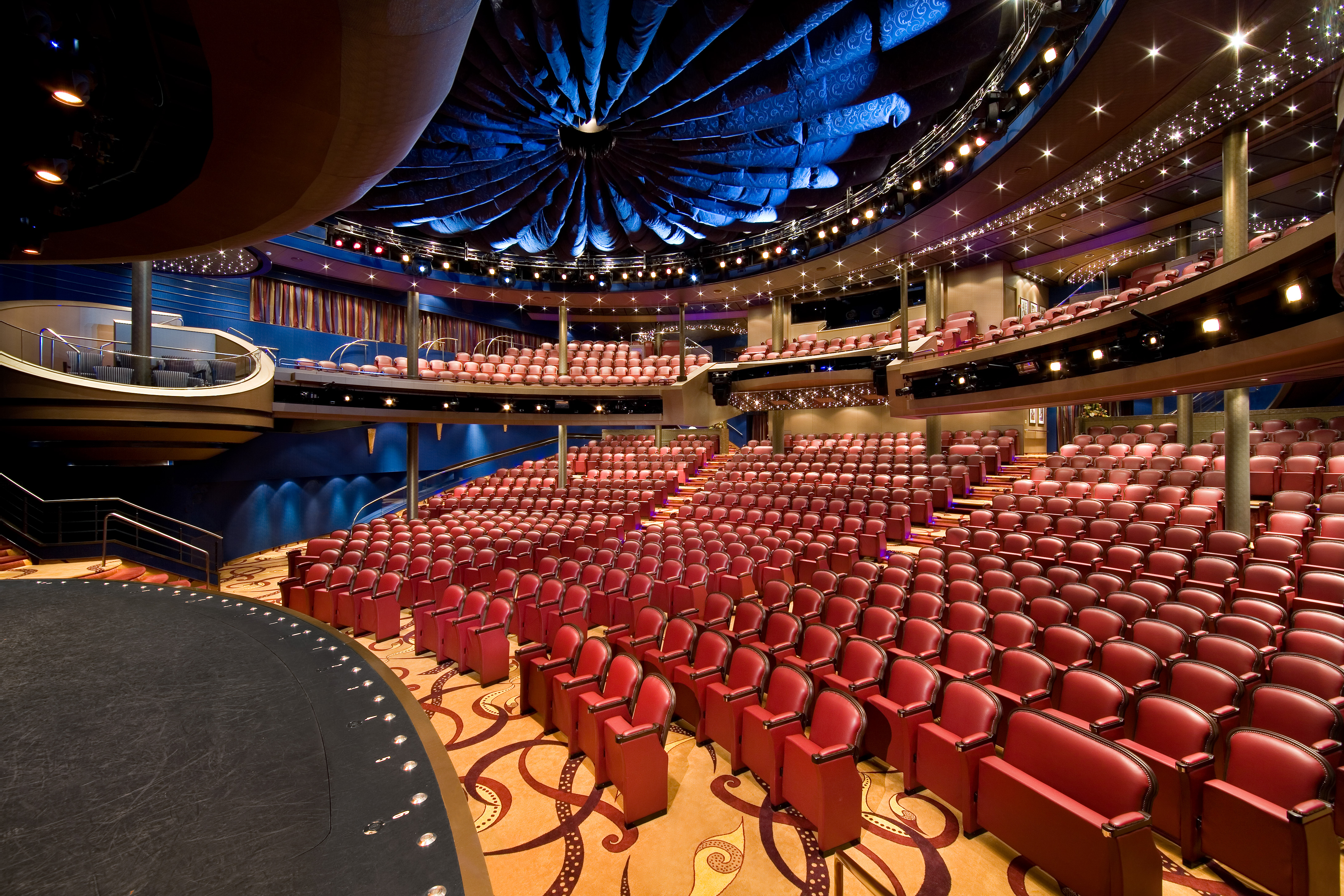 Theater mit Bühne auf der MS Eurodam von Holland America Line