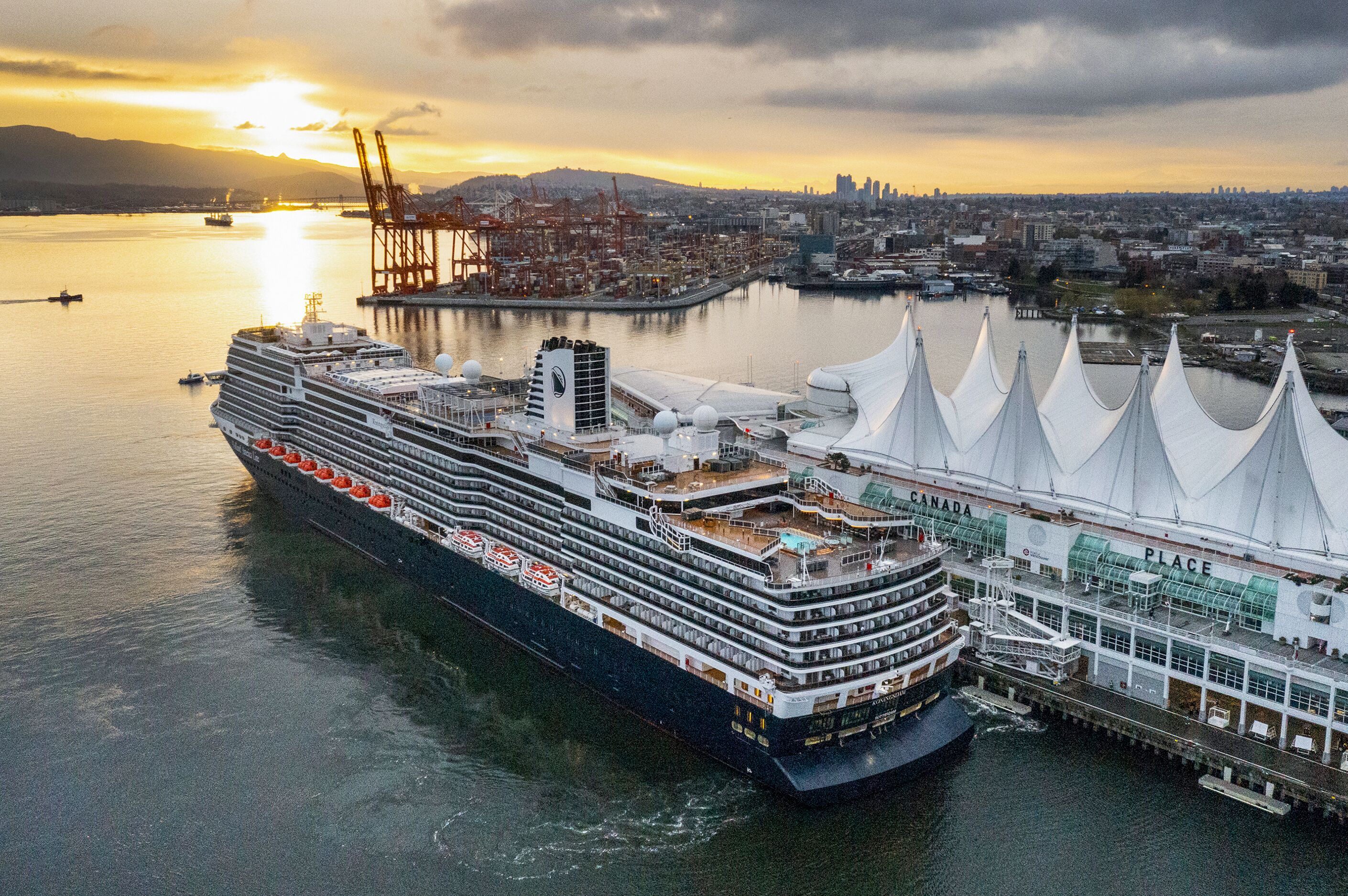 Die MS Konigsdam von Holland America Line am Canada Place in Vancouver