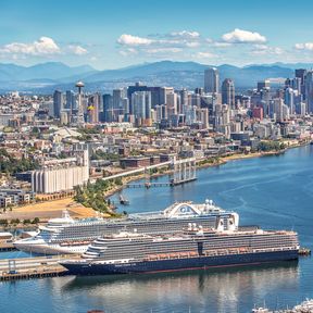 Das gigantische Kreuzfahrtschiff "Nieuw Amsterdam" der Holland America Line am Hafen von Seattle