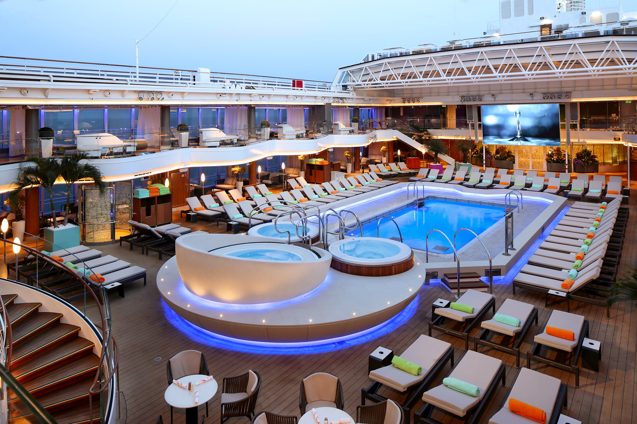 Entspannen auf der MS Nieuw Statendam am Lido Pool