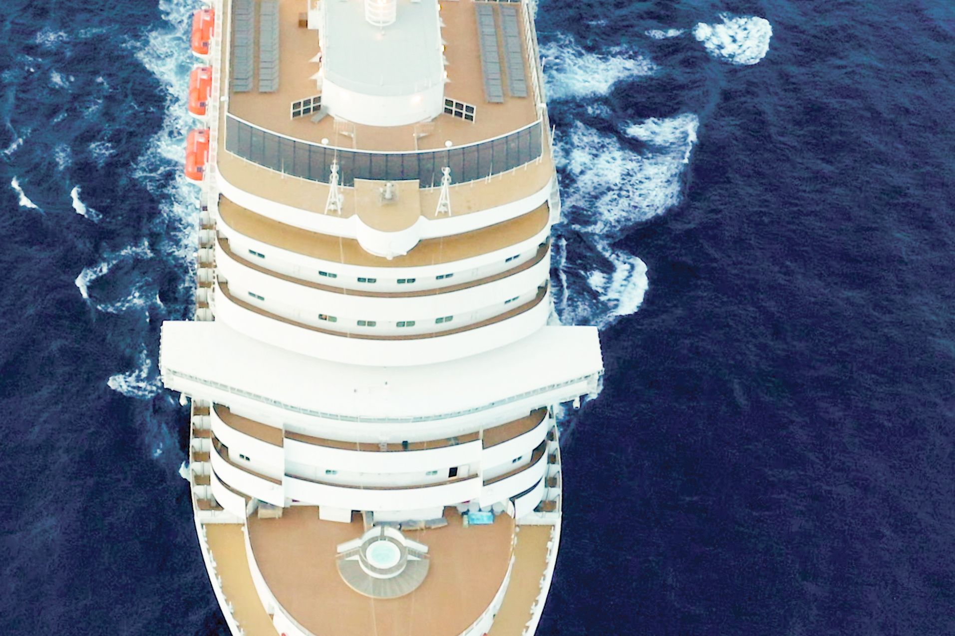 Blick von oben auf das Deck der MS Nieuw Statendam