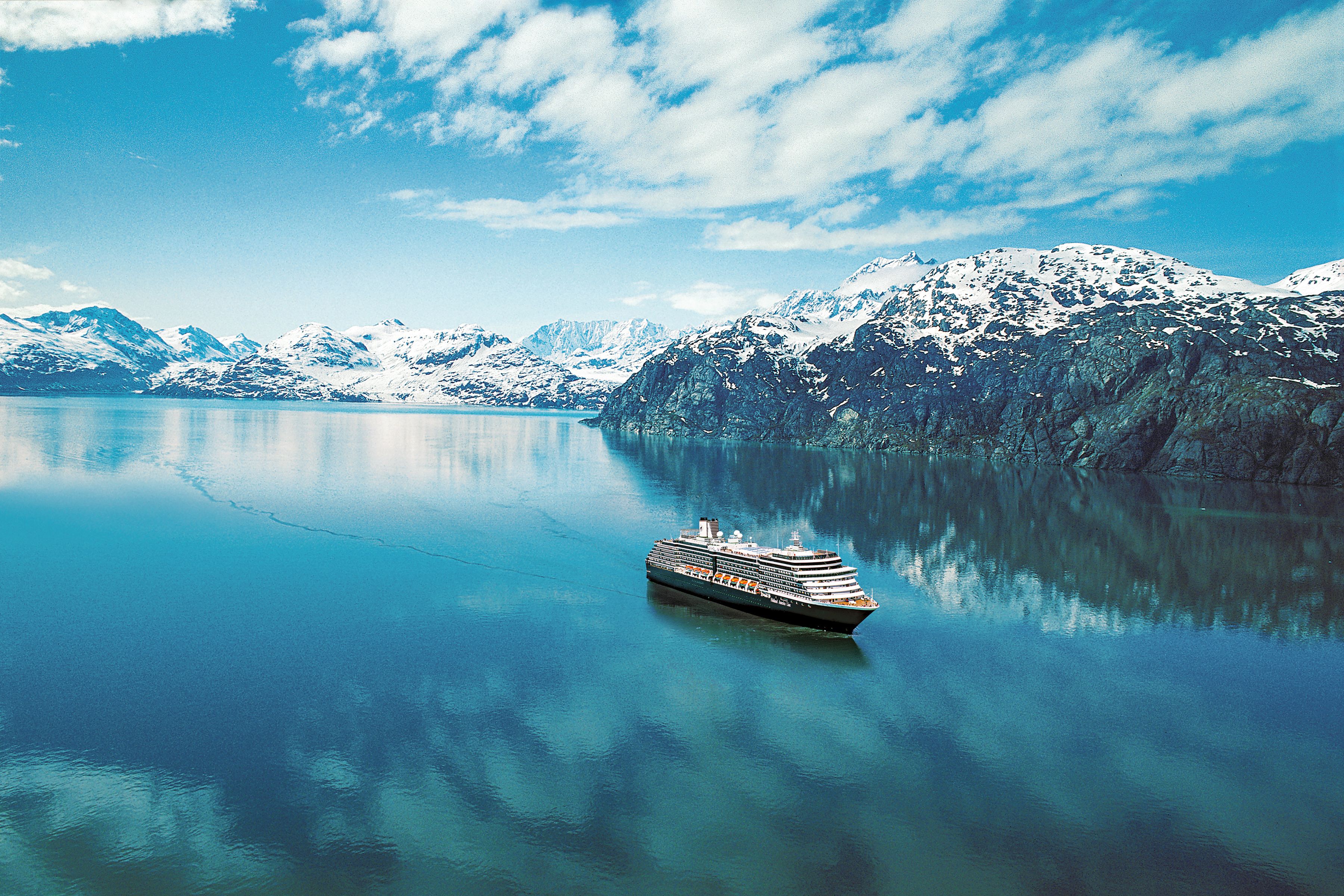 Das Kreuzfahrtschiff "Westerdam" der Holland America Line ist unterwegs in der Glacier Bay in Alaska