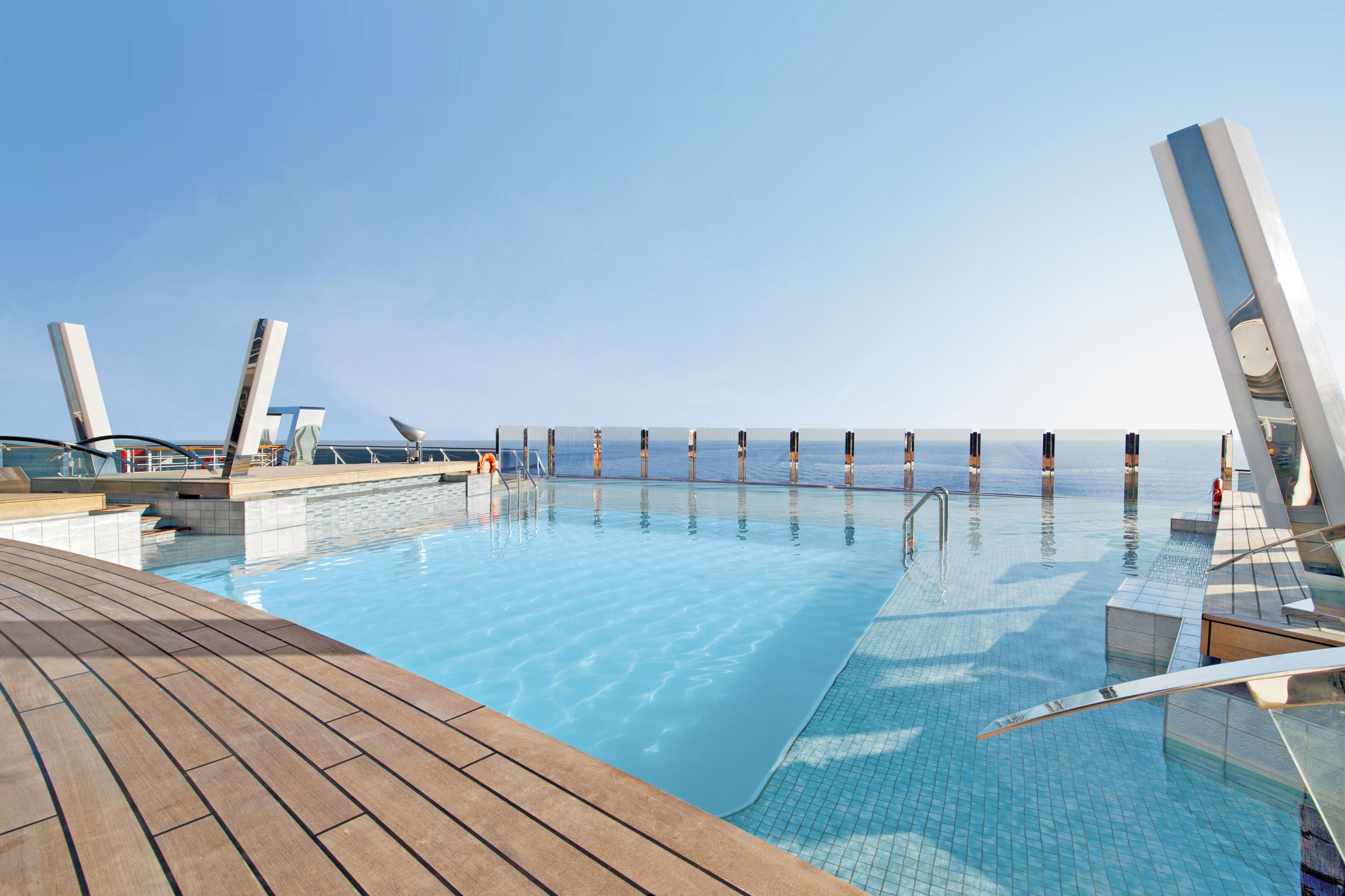 Pool auf dem Deck des MSC Kreuzfahrtschiffes Divina