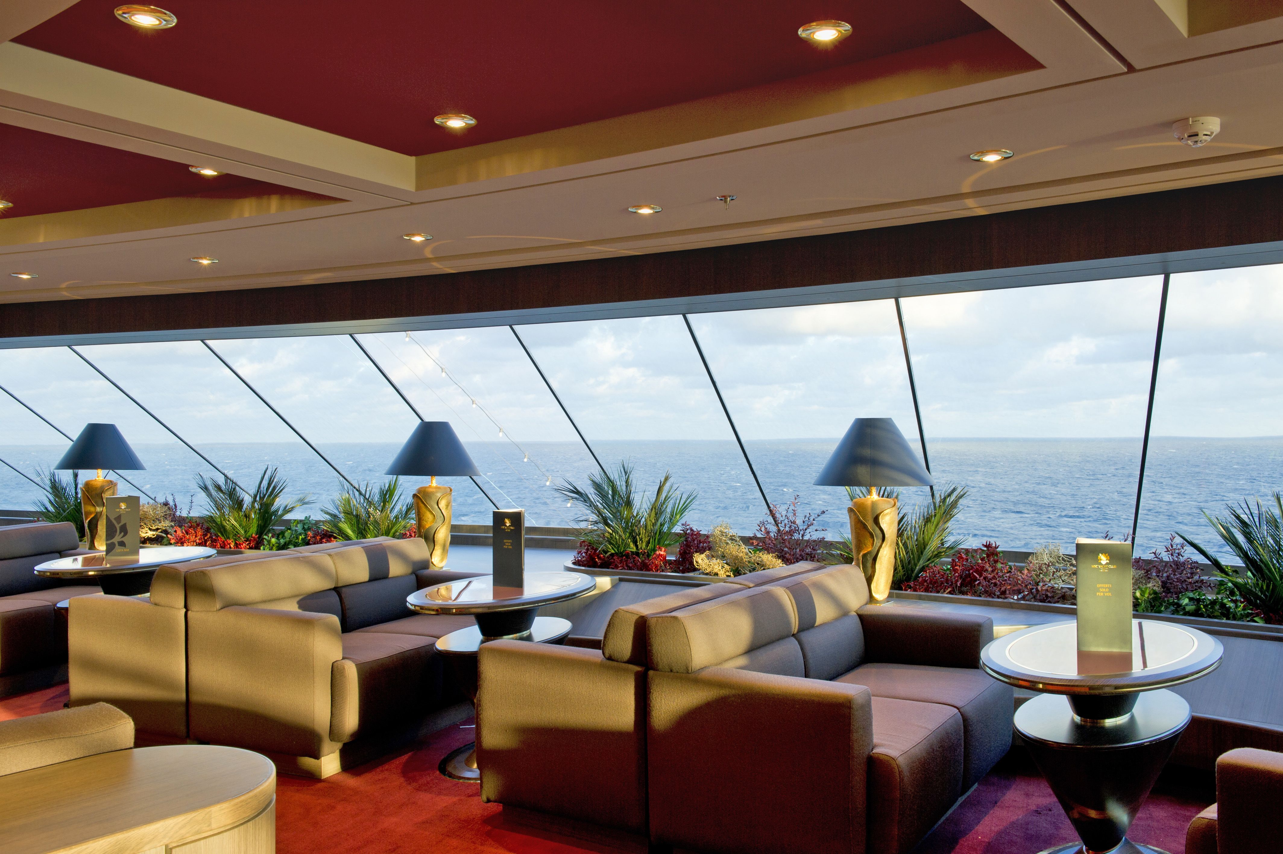 Die Sail Lounge des MSC Kreuzfahrtschiffes Divina