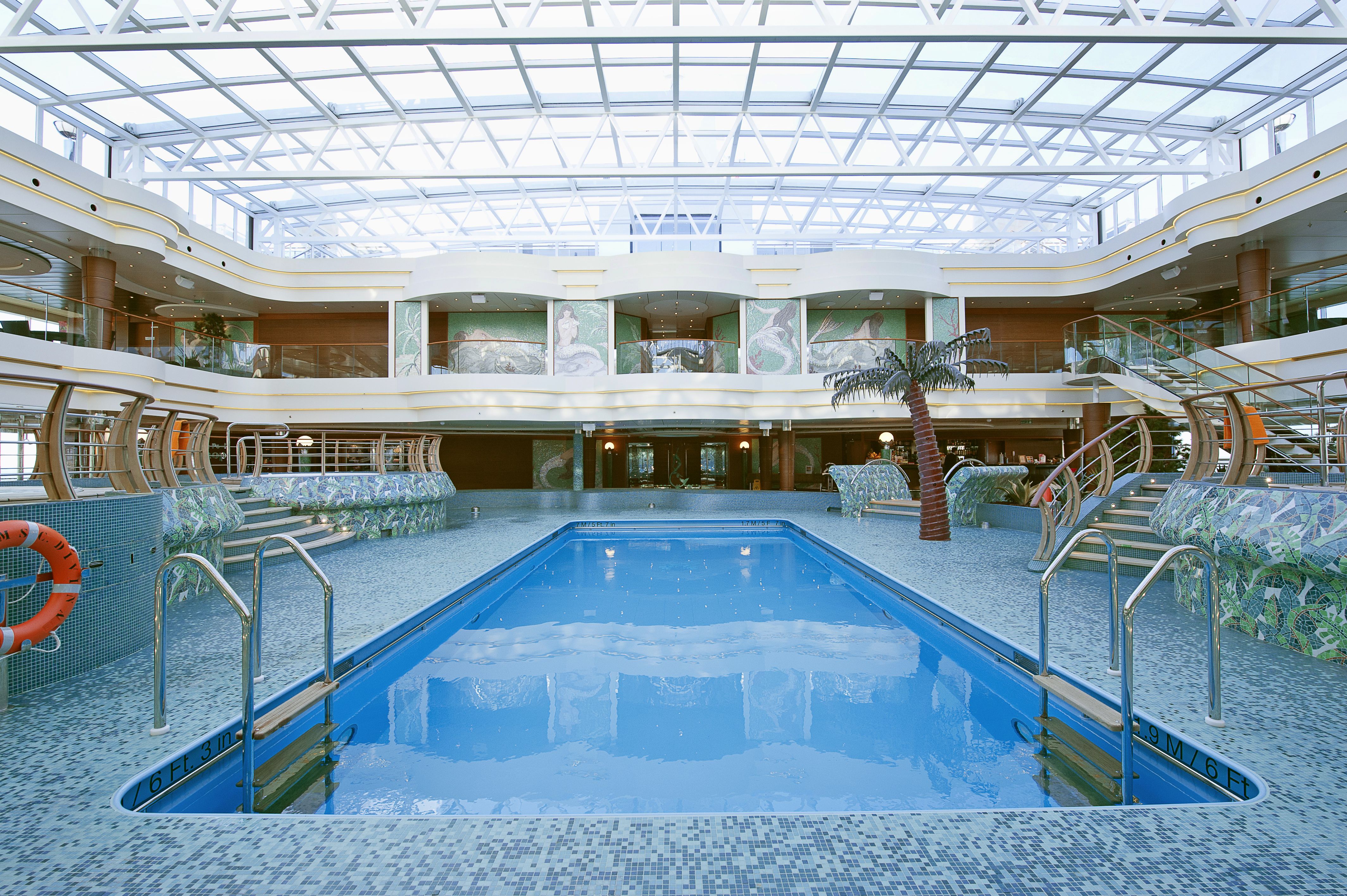 Pool des MSC Kreuzfahrtschiffes Divina