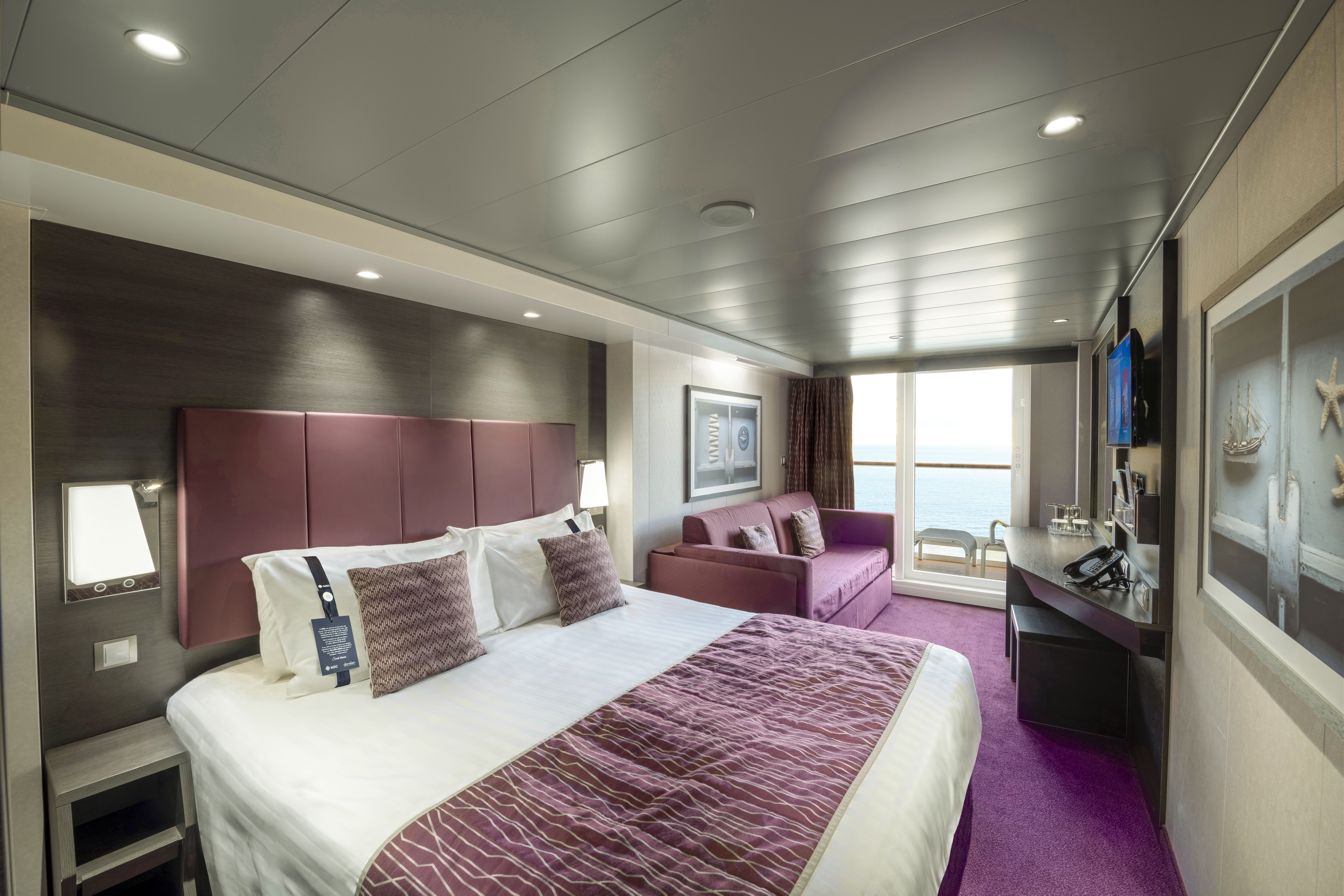 Einladende Balkonkabine mit Doppelbett auf der MSC Meraviglia