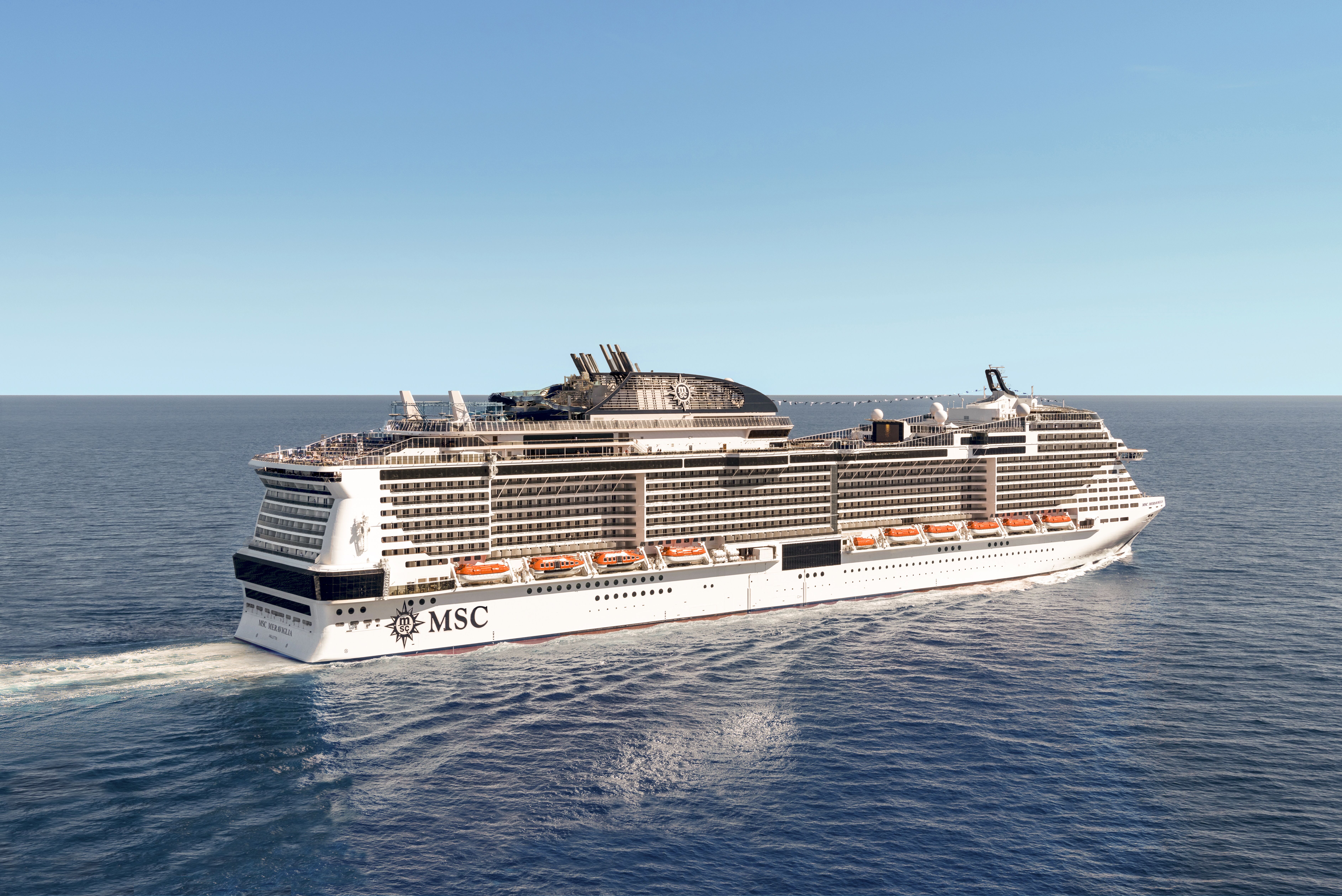 Seitenansicht der MSC Meraviglia aus der Luft