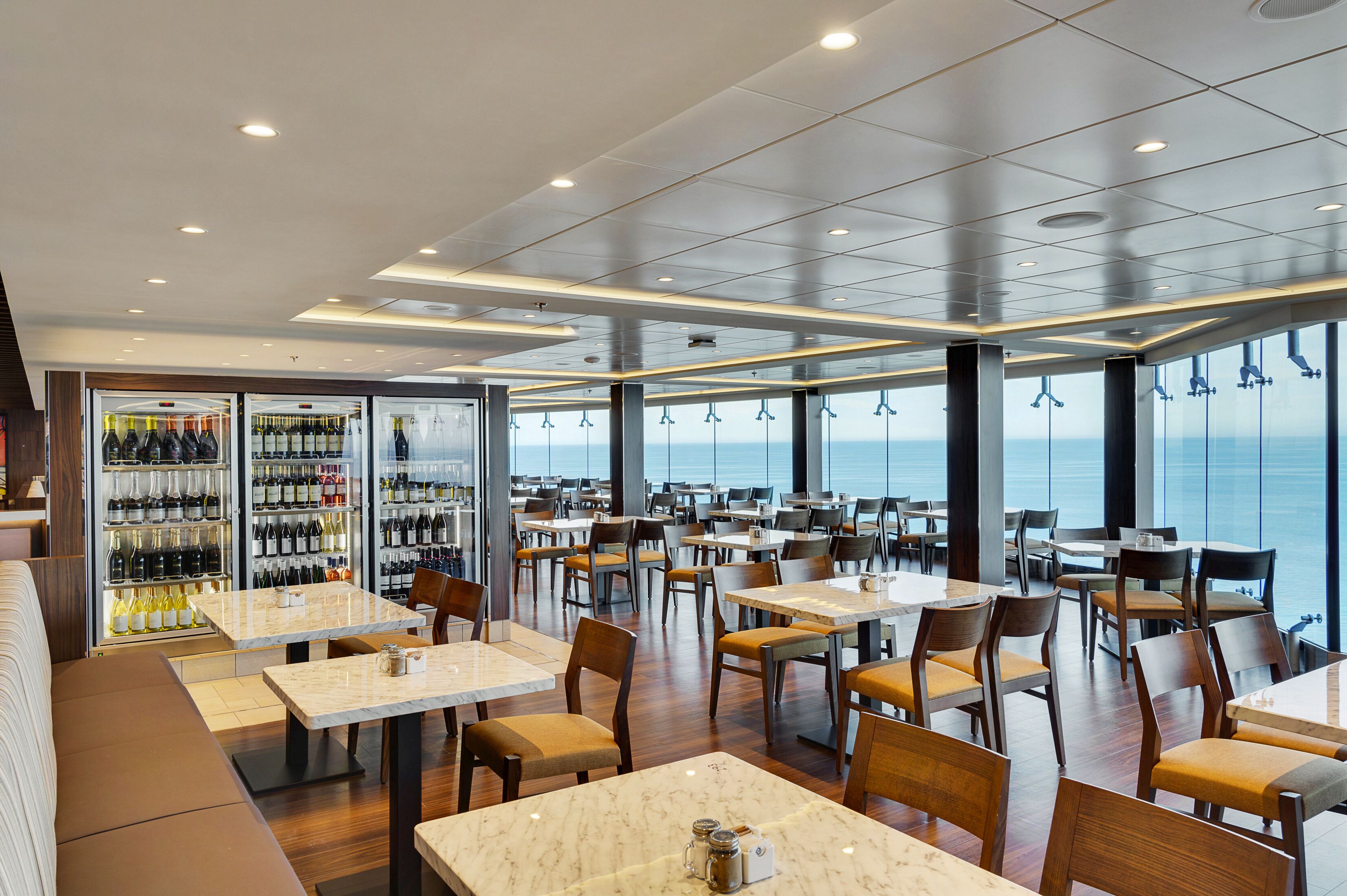 Schöner Restaurant Marketplace mit Blick auf das Wasser auf der MSC Meraviglia