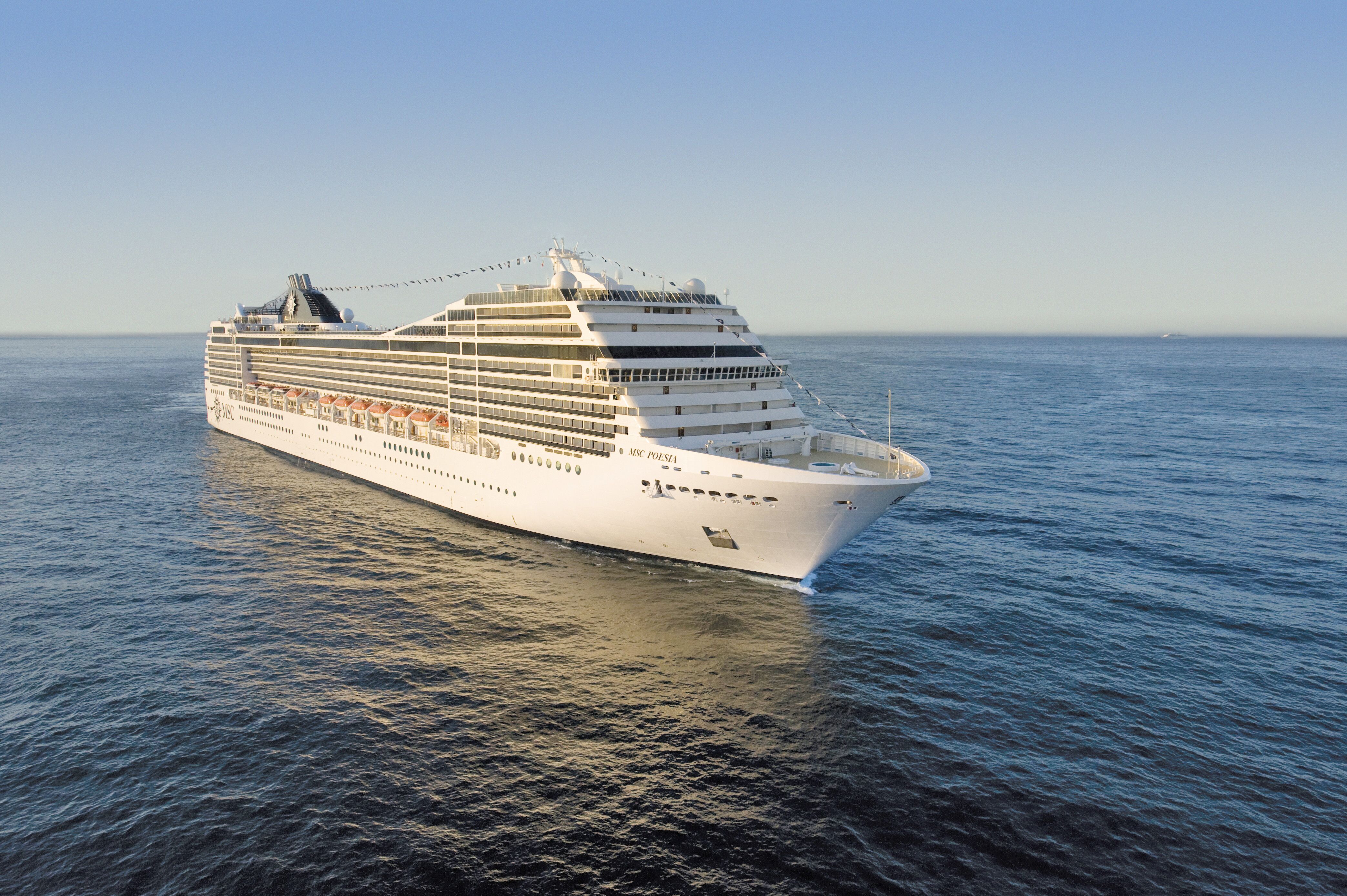 Das MSC Poesia Kreuzfahrtschiff auf dem Meer