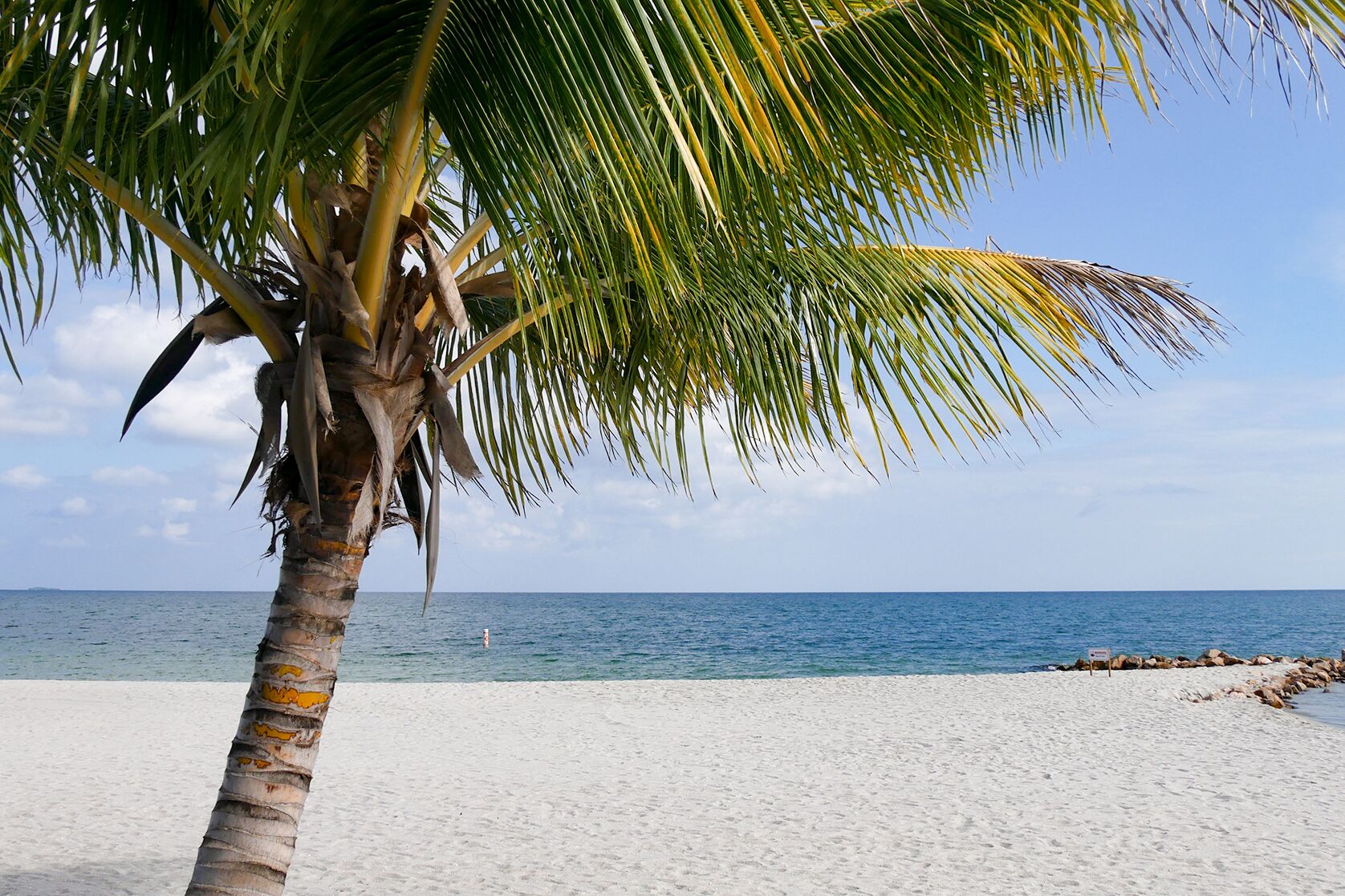 Strand der Insel Harvest Caye vor der Küste von Belize