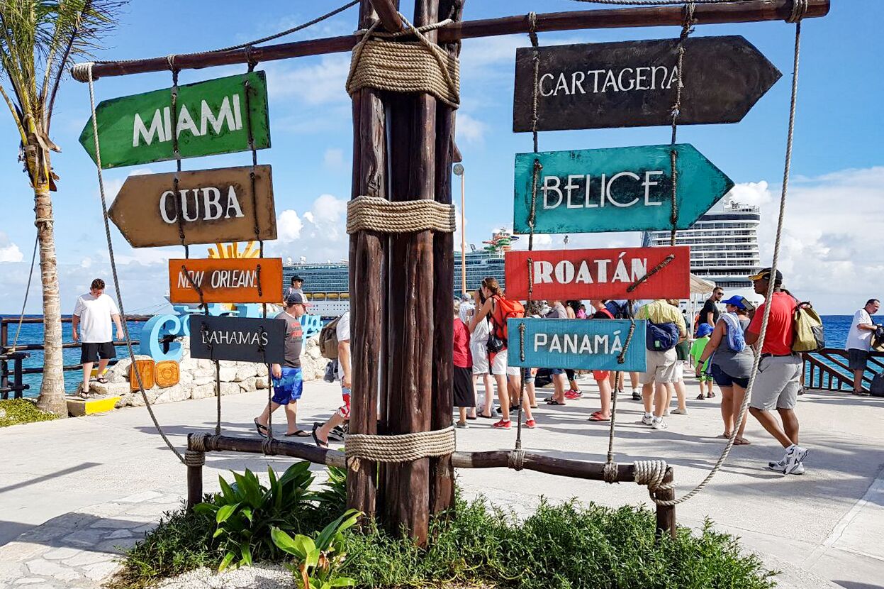 Wegweiser an der Küste von Costa Maya