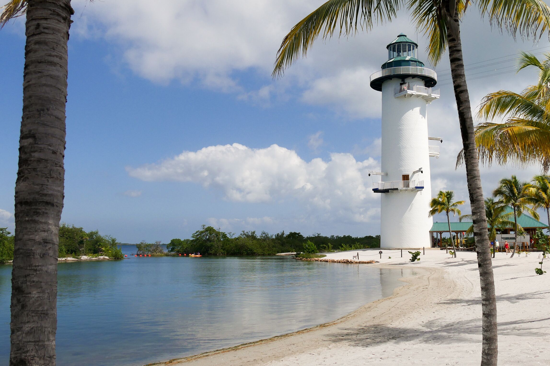 Ein Leuchtturm am Strand von Harvest Caye