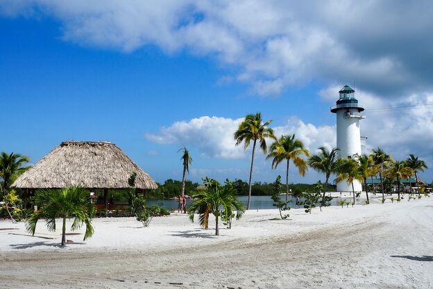 Leuchtturm am Strand von Harvest Caye Leuchtturm am Strand von Harvest Caye