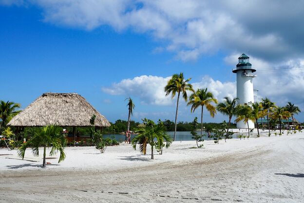 Leuchtturm am Strand von Harvest Caye Leuchtturm am Strand von Harvest Caye