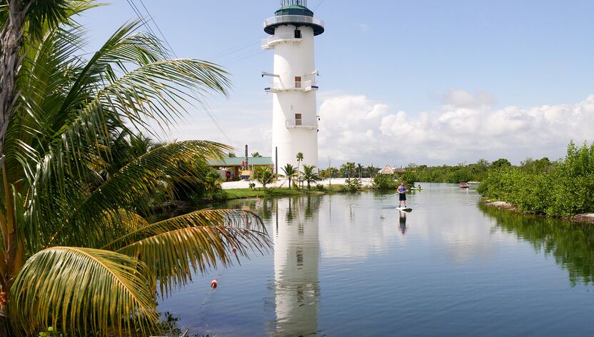 Ein Leuchtturm am Strand von Harvest Caye Ein Leuchtturm am Strand von Harvest Caye