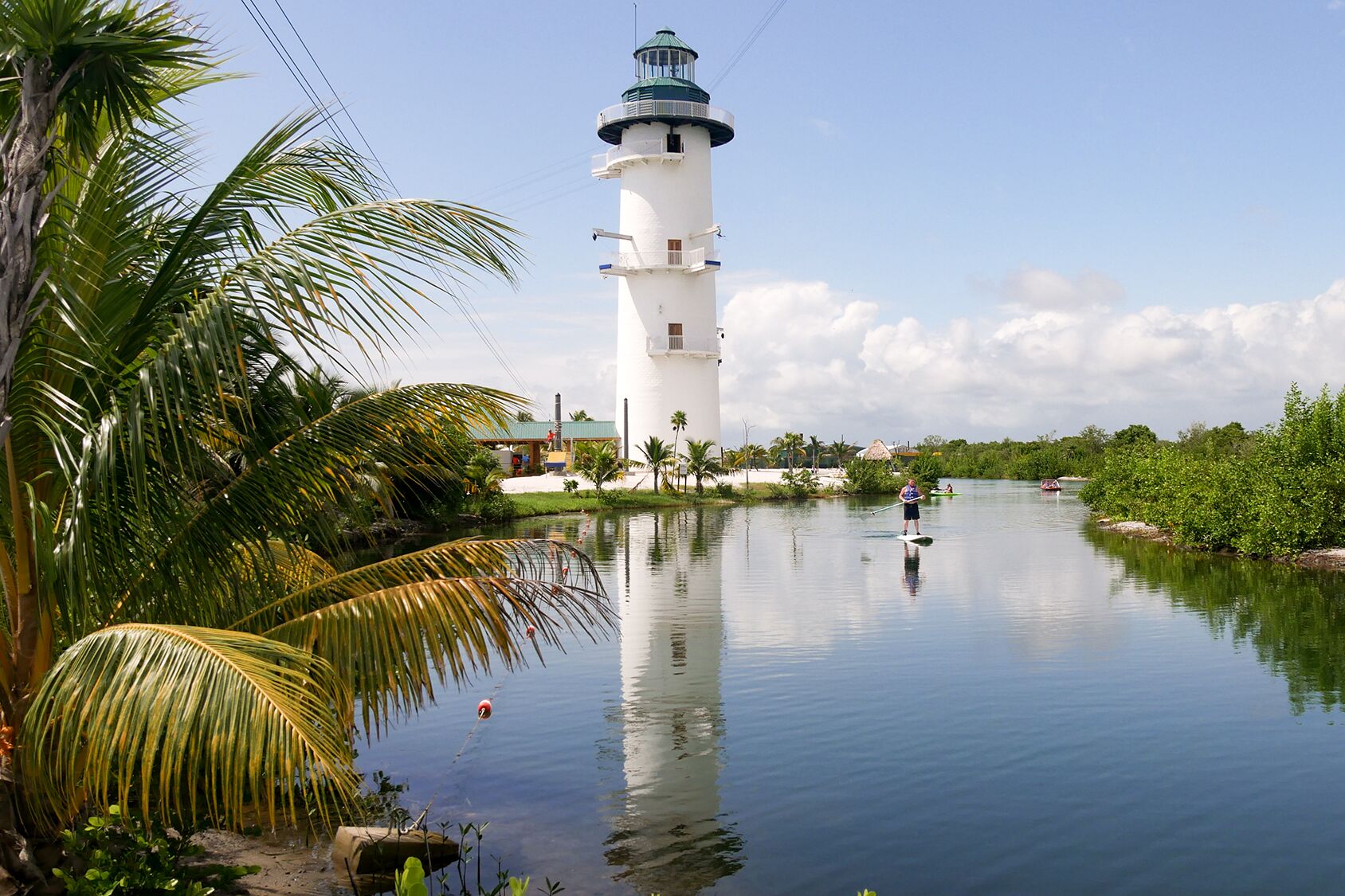 Ein Leuchtturm am Strand von Harvest Caye