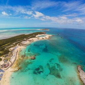 Auf einer Kreuzfahrt von NCL die Privatinsel Great Stirrup Cay auf den Bahamas besuchen