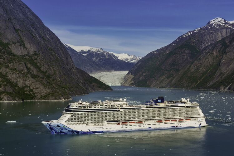 Die Norwegian Bliss von NCL im Endicott Arm Fjord von Alaska