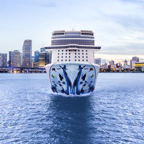 Kreuzfahrtschiff der Norwegian Cruise Line vor Tortola