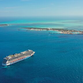 Die NCL Breakaway vor Great Stirrup Cay